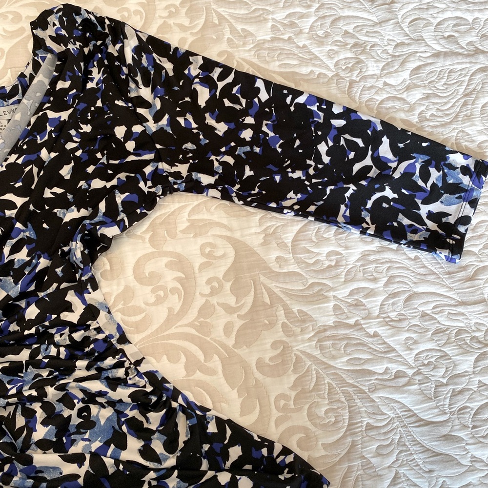 Long sleeve, ruched at waist cross over top. XL pretty print, great condition